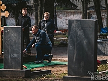 Курские чиновники пришли к могиле Михаила Булатова на 40-й день после смерти героя