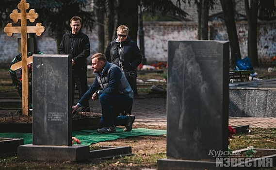 Курские чиновники пришли к могиле Михаила Булатова на 40-й день после смерти героя