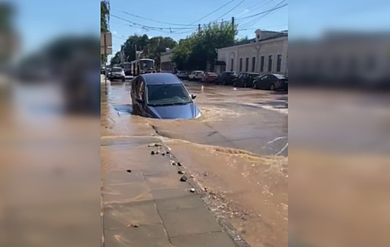 Автомобиль провалился под землю из-за прорыва водопровода на Большой Печерской