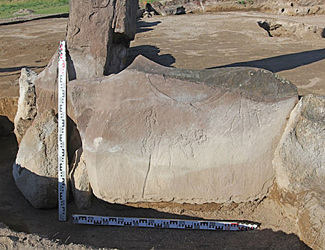 Найдены сюжетные петроглифы в курганах в Хакасии