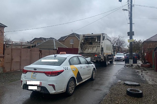 В Ростове автомобиль такси сбил работника мусоровоза