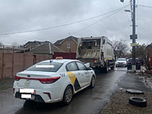 В Ростове автомобиль такси сбил работника мусоровоза