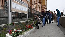 К посольству США в Москве несут цветы и свечи