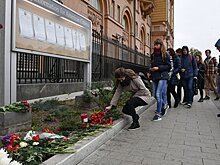 К посольству США в Москве несут цветы и свечи