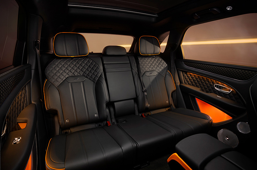 На креслах вышили чёрный логотип S. На передней панели, центральной консоли и прочих деталях использовали углеволокно необычного плетения с трёхмерным рисунком, служащим фоном для эмблемы Black Edition.