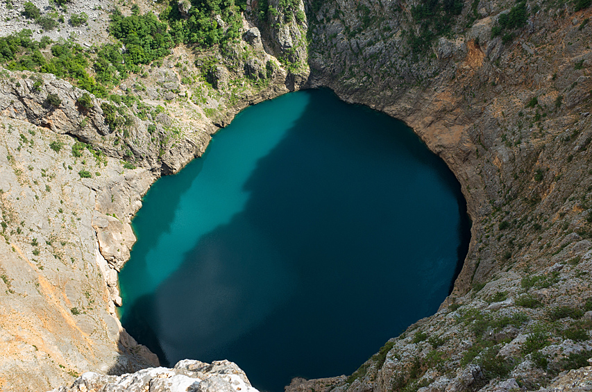 Красное озеро. На юге Хорватии после обрушения подземной пещеры образовалась одна из самых крупных карстовых воронок мира.