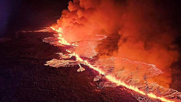 Появились кадры с угрожающими сжечь город реками лавы в Исландии