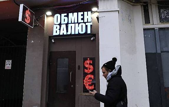 Россиянам посоветовали избавиться от долларов