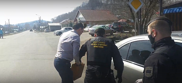 Депутат на Алтае вступил в конфликт с приставами из-за своей машины