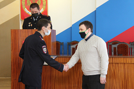 В Архангельской области сотрудники полиции поблагодарили неравнодушного гражданина, который предотвратил мошенничество в отношении 81-летнего мужчины