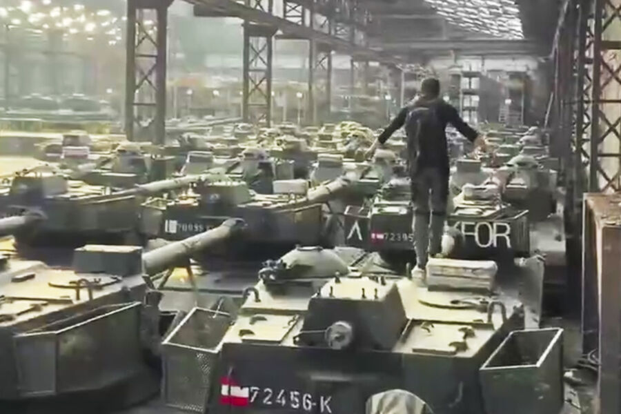 Появилось видео с громадного склада бронетехники НАТО