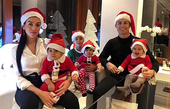 #мимимидня: Криштиану Роналду нарядил детей в костюмы Санта-Клаусов и отметил Рождество в кругу семьи