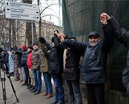 Более 50 градозащитников встали в цепочку у дома Басевича