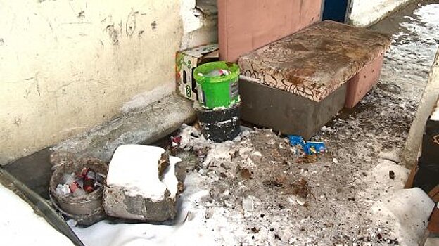 Жители дома на улице Фрунзе устроили свалку у подъезда