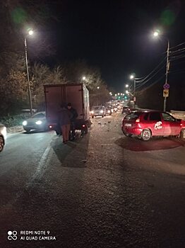 Водительница Lada Kalina пострадал в столкновении с грузовиком в Саратове
