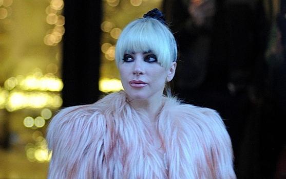 Леди Гага гуляет по Милану в шубе снежного человека