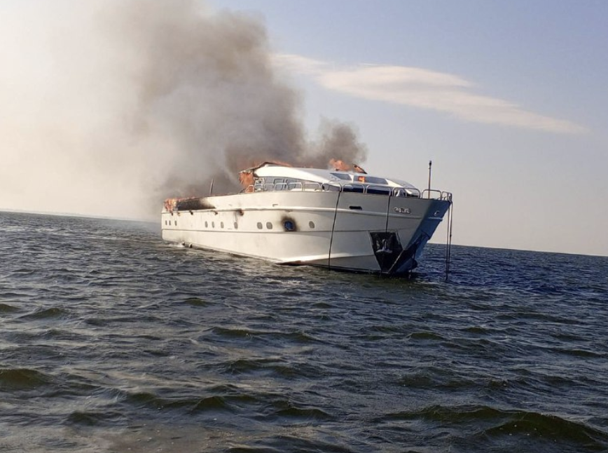 В Саратовской области шесть человек эвакуировали с горящей яхты