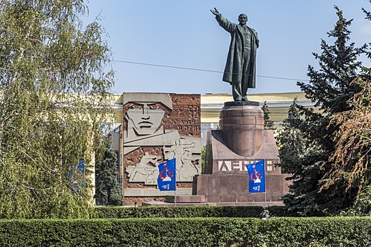 Площадь Ленина: взорванный храм, разбитый враг и светлое будущее