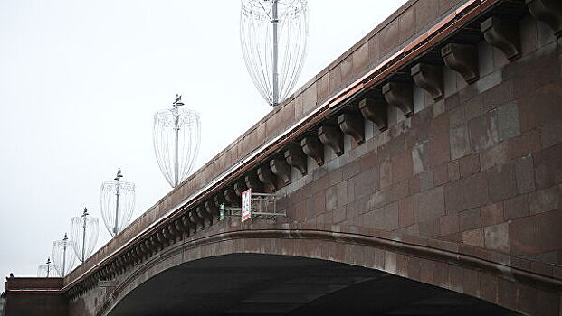 Угрожавшего спрыгнуть мужчину сняли с Москворецкого моста в Москве