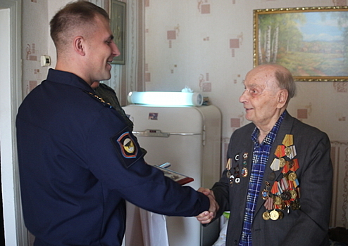 Военнослужащие Тульского соединения ВДВ поздравили со 100-летним юбилеем ветерана-десантника Великой Отечественной войны