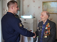 Военнослужащие Тульского соединения ВДВ поздравили со 100-летним юбилеем ветерана-десантника Великой Отечественной войны