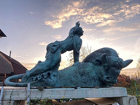 Симановский выставил на аукцион трехметровую скульптуру из бронзы