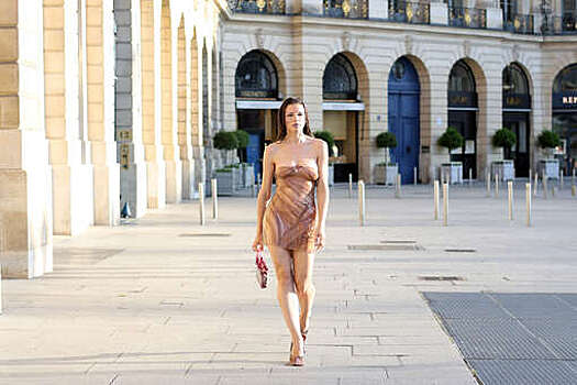 Модель Джулию Фокс засняли на улицах Парижа в платье из пластика
