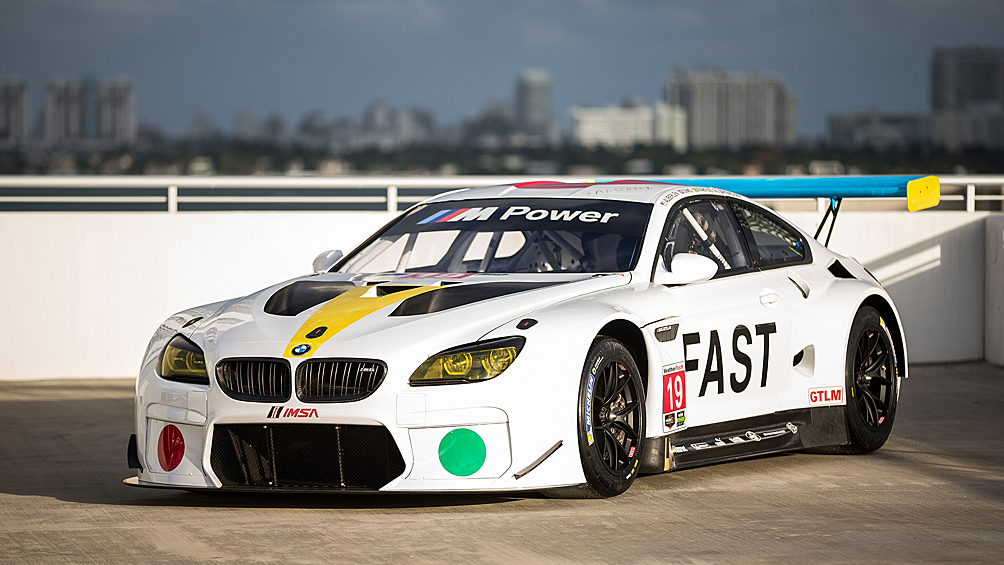 Гоночное купе BMW M6 GTLM превратилось в холст для концептуального художника Джона Балдессари.
