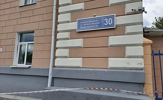 Очевидцы: в общежитии КНИТУ-КАИ №5 планируют экстренный ремонт фасада — из него выпадают кирпичи