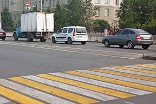 В Омске маршрутка сбила школьницу на пешеходном переходе