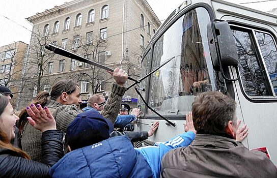 Курганец с битой напал на автобус, потому что ему не понравился маршрут