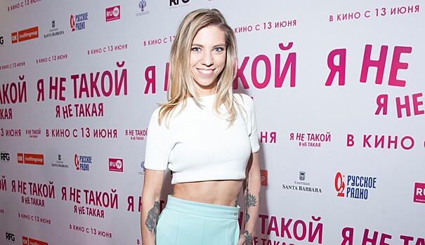 Алиса Салтыкова пришла на премьеру комедии «Я не такой! Я не такая!» в кроп-топе, а Анна Чурина — в романтичном платье