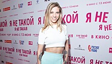 Алиса Салтыкова пришла на премьеру комедии «Я не такой! Я не такая!» в кроп-топе, а Анна Чурина — в романтичном платье