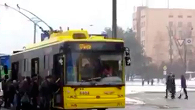 В Киеве пассажирам сломавшегося троллейбуса пришлось толкать его до остановки: видео