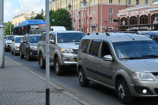 Заторы вновь образовались вечером на дорогах Кемерова