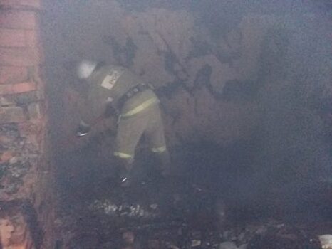 Пожар в Крутом: 10 спасателей тушили дом