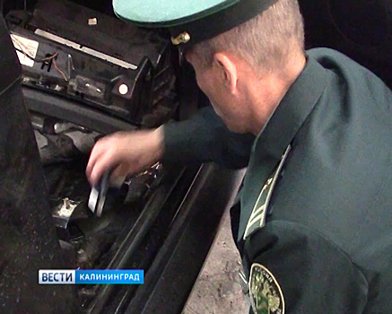 На границе задержали автомобиль с двумя тайниками, набитыми сигаретами