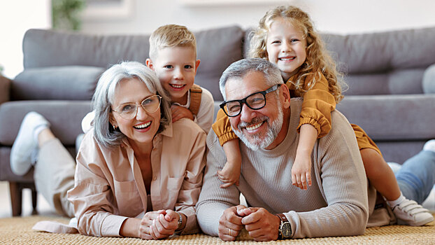 День бабушек и дедушек: когда его отмечают в 2025 году и что подарить своим близким