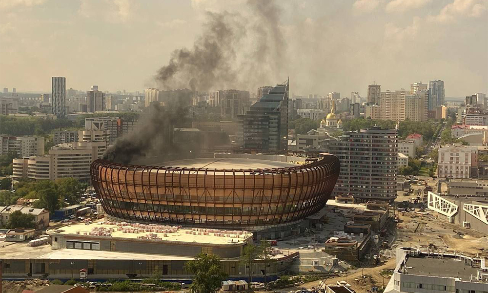 В центре Екатеринбурга загорелась ледовая арена стоимостью 23 миллиарда рублей