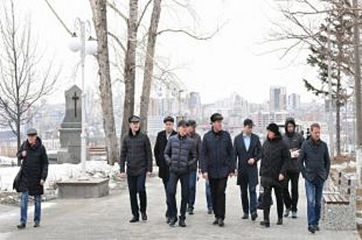 Глава Барнаула проверил состояние Нагорного парка после зимы