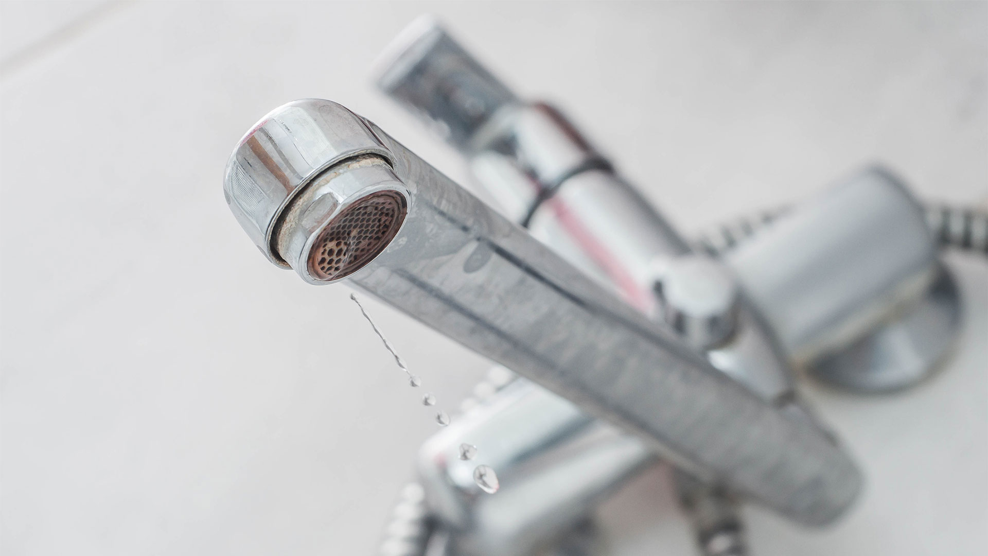 Что делать, если подтекает кран на кухне: пошаговая инструкция