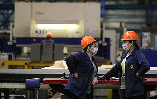 Почти половину из всех работающих в России составляют женщины