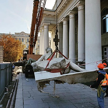 С фасада саратовского оперного театра сняли арфистку и балерину