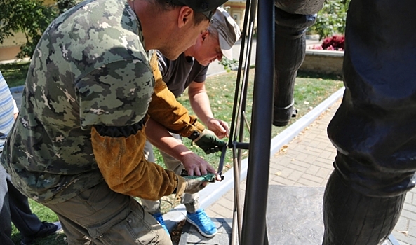 В Воронеже автор восстановил отломанную педаль велосипеда бронзового памятника Вильгельму Столлю