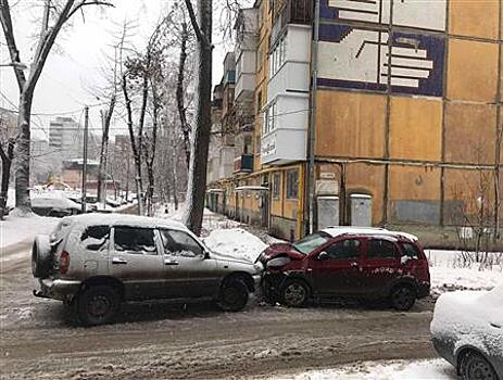 В Самаре две машины не разъехались во дворе, пострадал маленький ребенок