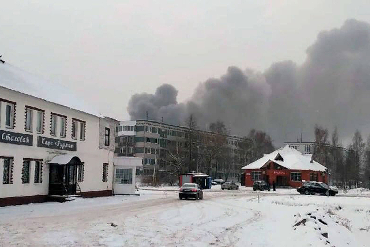 Пожар площадью 800 квадратных метров произошел на обувном складе в Подмосковье