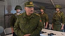 Лукашенко с автоматом прибыл в свою резиденцию