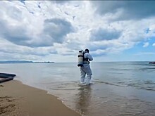 Водолазы подняли 71 мешок с мазутом со дна в акватории детского лагеря в Анапе