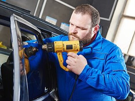 Автослесарь в Башкирии снял защитные очки и едва не лишился глаза