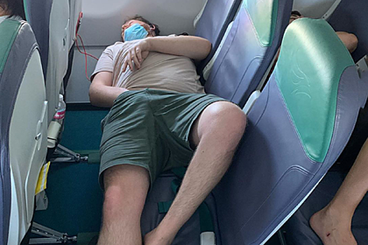 Вульгарная поза спящего пассажира смутила туристов